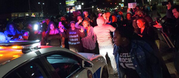 Protestors block a police vehicle from entering the City of Ferguson Police Department and Municipal Court parking lot in Ferguson Missouri, March 11, 2015 - Sputnik Brasil