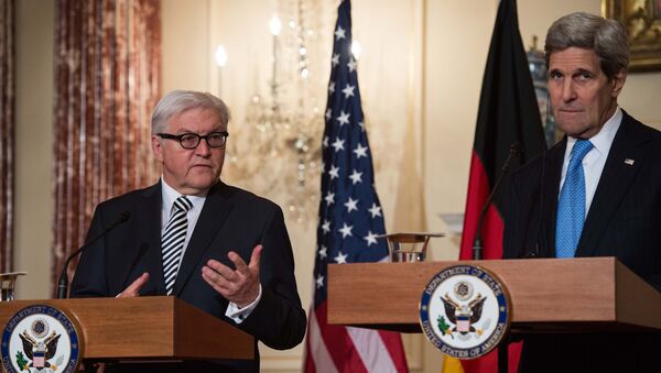 Ministro do Exterior alemão Frank-Walter Steinmeier (à esquerda) com o secretário do Estado norte-americano John Kerry - Sputnik Brasil
