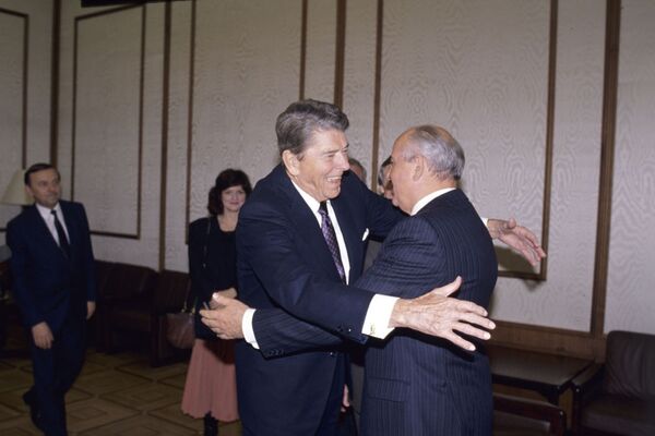 Ronald Reagan e Mikhail Gorbachev - Sputnik Brasil