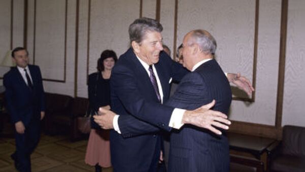 Ronald Reagan e Mikhail Gorbachev - Sputnik Brasil