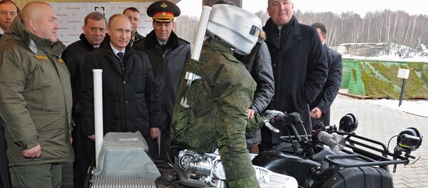 Presidente da Rússia, Vladimir Putin, observa um robô antropomórfico em janeiro de 2015 - Sputnik Brasil