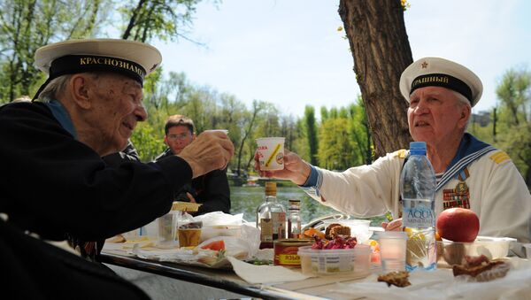 Veteranos da Segunda Guerra Mundial celebrando o Dia da Vitória no Parque Gorky de Moscou, em 09 de maio de 2013. - Sputnik Brasil