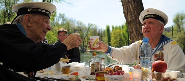 Veteranos da Segunda Guerra Mundial celebrando o Dia da Vitória no Parque Gorky de Moscou, em 09 de maio de 2013. - Sputnik Brasil