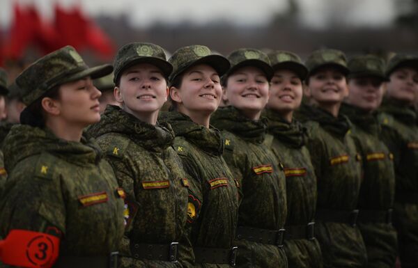 Mulheres-militares na coluna pedestre durante os preparativos para a Parada da Vitória em Alabino, subúrbio de Moscou, Rússia, 11 de abril de 2016 - Sputnik Brasil