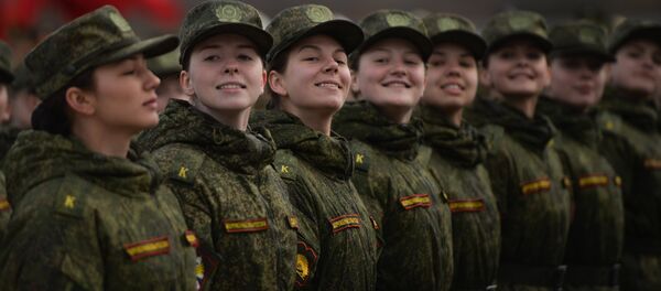 Mulheres-militares na coluna pedestre durante os preparativos para a Parada da Vitória em Alabino, subúrbio de Moscou, Rússia, 11 de abril de 2016 - Sputnik Brasil