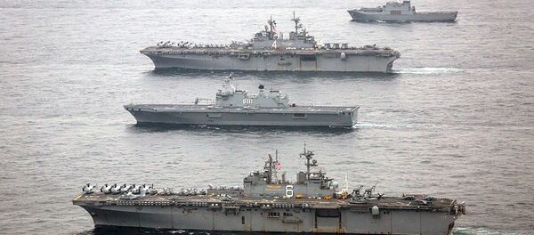 Navios militares dos EUA, USS Bonhomme Richard (primeiro de baixo), e USS Boxer (segundo de cima),  participam de exercícios navais com grupo de pronta-resposta da Unidade Anfíbia da Coreia do Sul, em Ssang Yong, 8 de março de 2016 - Sputnik Brasil