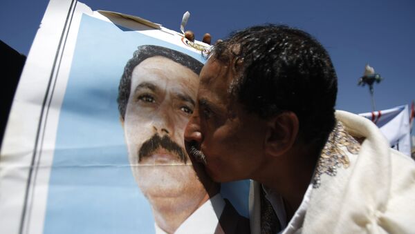 Um apoiante do ex-presidente iemenita Abu Abdullah Saleh beija o seu retrato fotográfico durante uma manifestação em 7 de novembro de 2014 em Sanaa - Sputnik Brasil