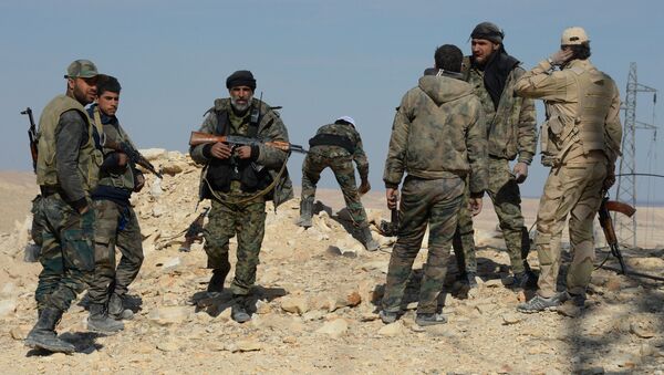 Soldados do Exército e milícia sírios perto de cidade de Al-Qaryatayn, Síria, março de 2016 - Sputnik Brasil