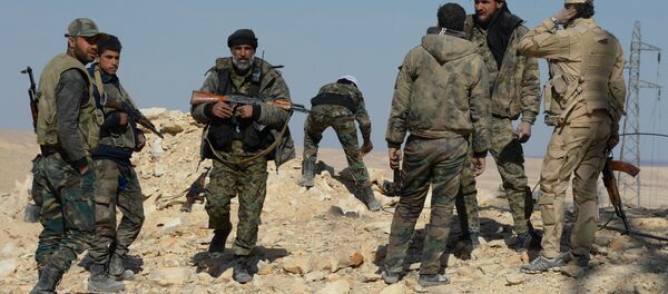 Soldados do Exército e milícia sírios perto de cidade de Al-Qaryatayn, Síria, março de 2016 - Sputnik Brasil