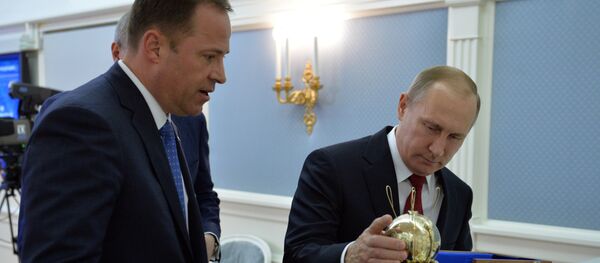 Presidente da Rússia Vladimir Putin (a direita) e Diretor da estatal russa Roscosmos Igor Komarov(a esquerda) - Sputnik Brasil