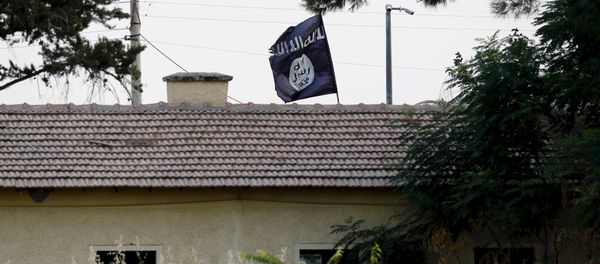 Bandeira do Daesh em um prédio localizado na fronteira da Síria com a Turquia Bandeira do Daesh em um prédio localizado na fronteira da Síria com a Turquia - Sputnik Brasil