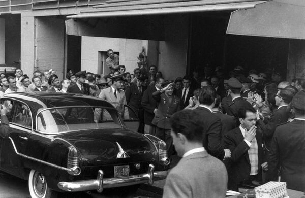 Yuri Gagarin deixa o hotel em São Paulo, 28.07.1961 - Sputnik Brasil
