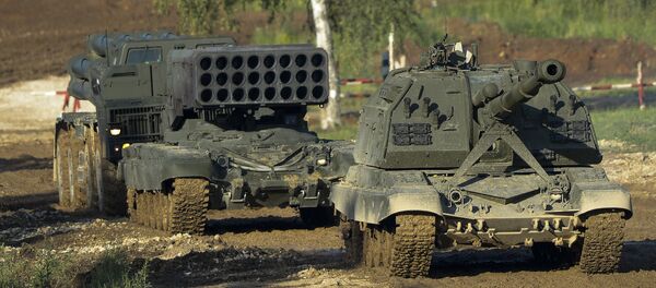 Sistema de artilharia autopropulsada ‘Msta-S’ e sistema pesado de lança-chamas 'Solntsepiok' - Sputnik Brasil