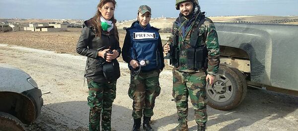 Correspondentes de guerra sírias Aurora Isa (esquerda) e Samar Abbas (direita) - Sputnik Brasil