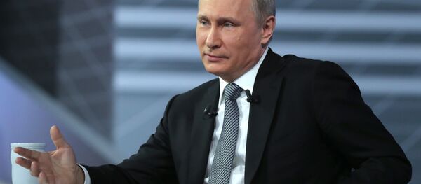 Presidente russo Vladimir Putin durante a Linha Direta no estúdio no complexo Gostiny Dvor, no centro de Moscou, perto do Kremlin, Moscou, Rússia, 14 de abril de 2016 - Sputnik Brasil