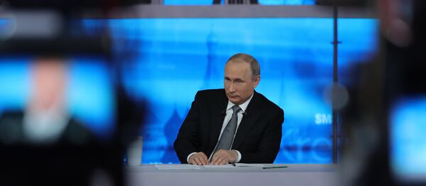 Presidente russo Vladimir Putin durante a Linha Direta no estúdio no complexo Gostiny Dvor, no centro de Moscou, perto do Kremlin, Moscou, Rússia, 14 de abril de 2016 - Sputnik Brasil