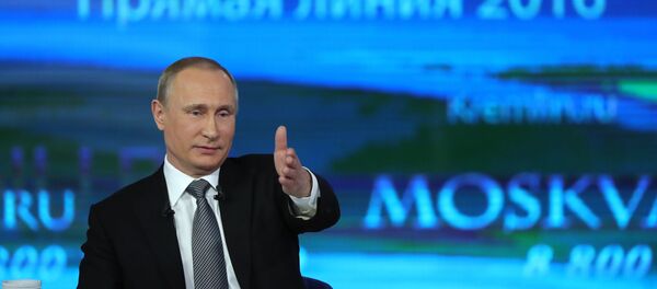 Presidente russo Vladimir Putin durante a Linha Direta no estúdio no complexo Gostiny Dvor, no centro de Moscou, perto do Kremlin, Moscou, Rússia, 14 de abril de 2016 - Sputnik Brasil
