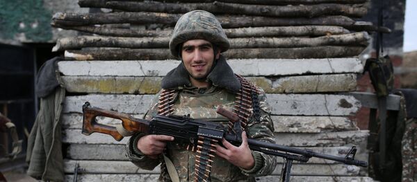 Um soldado armênio em Nagorno-Karabakh - Sputnik Brasil