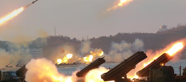 Lançadores múltiplos de foguetes vistos quando estavam disparando durante um treinamento em lugar desconhecido da Coreia do Norte. - Sputnik Brasil