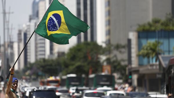 Demonstrante carrega bandeira do Brasil, São Paulo, Brasil, 19 de março de 2016 - Sputnik Brasil