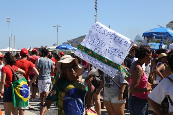 Manifestação em Copacabana contra a abertura do processo de impeachment da Presidenta Dilma Rousseff - Sputnik Brasil