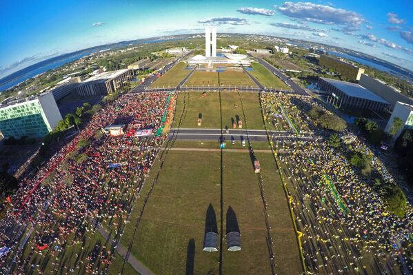 Atos pró e contra o impeachment na Esplanada - Sputnik Brasil