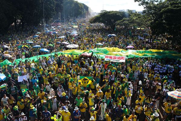 Brasília - Manifestantes favoráveis ao impeachment fazem ato na Esplanada dos Ministérios - Sputnik Brasil