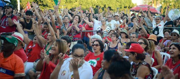Manifestantes contra o impeachment se reúnem nos Arcos da Lapa, para assistirem a votação do processo de impeachment da presidente Dilma Rousseff Manifestantes contra o impeachment se reúnem nos Arcos da Lapa, para assistirem a votação do processo de impeachment da presidente Dilma Rousseff - Sputnik Brasil