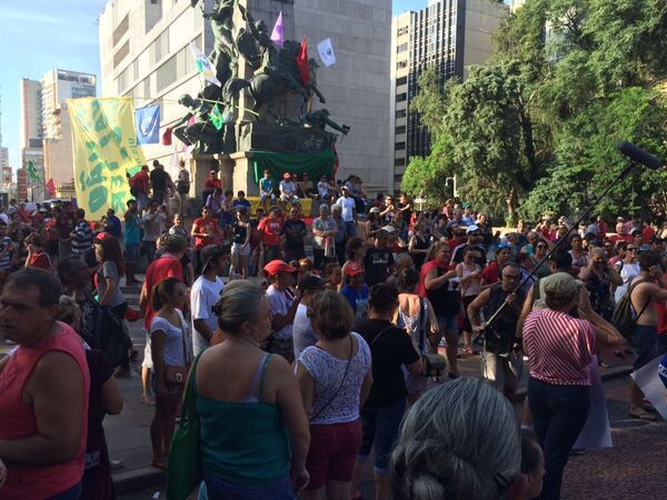Manifestação em Defesa da Democracia, na praça da Matriz, em Porto Alegre - Sputnik Brasil
