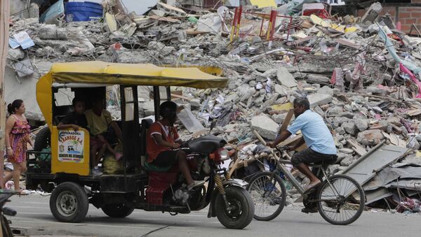 Moradores vão em bicicleta, carro improvisado e a pé pela cidade de Pedernales, Equador, completamente destruída pelo terremoto de 16 de abril. - Sputnik Brasil