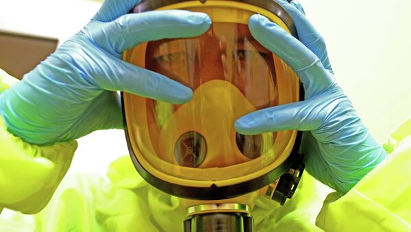 Funcionário do Hospital Regional para Doenças Infecciosas de Kaliningrado pratica medidas de resposta para um possível caso de ebola - Sputnik Brasil