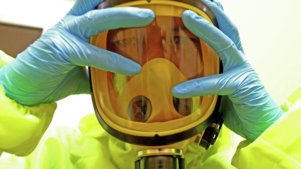 Funcionário do Hospital Regional para Doenças Infecciosas de Kaliningrado pratica medidas de resposta para um possível caso de ebola - Sputnik Brasil