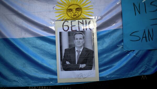 Fotografia de Alberto Nisman com bandeira da Argentina ao fundo - Sputnik Brasil