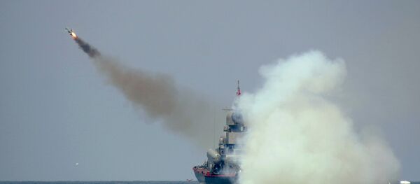 Lançamento de um míssil hipersônico russo a partir de um navio Lançamento de um míssil hipersônico russo a partir de um navio - Sputnik Brasil