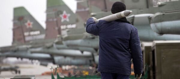 Soldado está carregando um míssil ar-terra - Sputnik Brasil