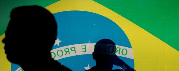 Manifestantes anti-Dilma passam na frente de uma bandeira do Brasil durante o ato de 17 de abril - Sputnik Brasil