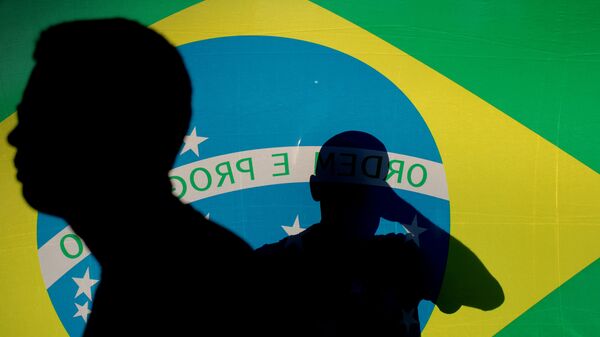 Manifestantes anti-Dilma passam na frente de uma bandeira do Brasil durante o ato de 17 de abril - Sputnik Brasil