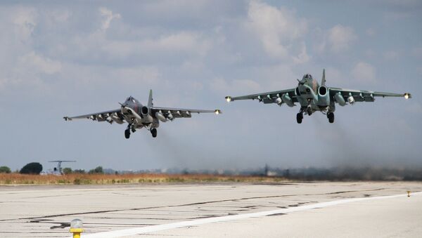 Aviões de attaque russos SU-25 decolando da base aérea militar na Síria - Sputnik Brasil