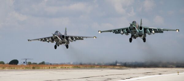 Aviões de attaque russos SU-25 decolando da base aérea militar na Síria Aviões de attaque russos SU-25 decolando da base aérea militar na Síria - Sputnik Brasil