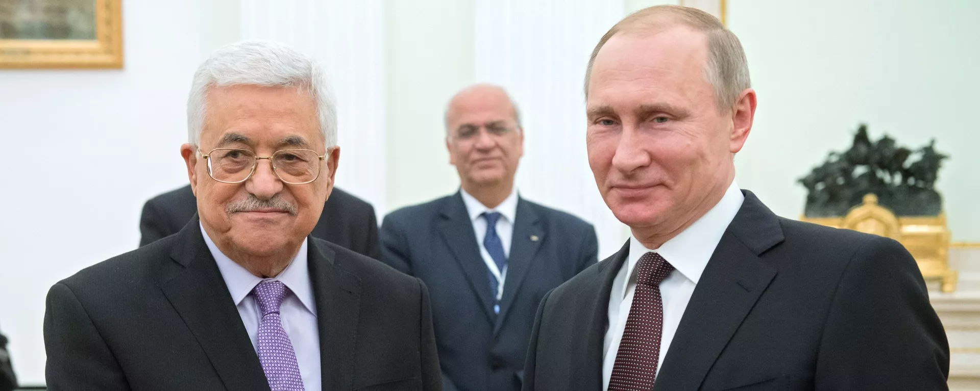 Presidente russo Vladimir Putin (direita) e presidente da ANP, Mahmoud Abbas, em encontro no Kremlin - Sputnik Brasil, 1920, 11.08.2024