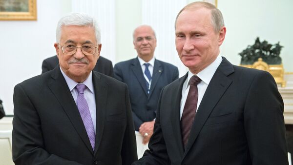 Presidente russo Vladimir Putin (direita) e presidente da ANP, Mahmoud Abbas, em encontro no Kremlin - Sputnik Brasil
