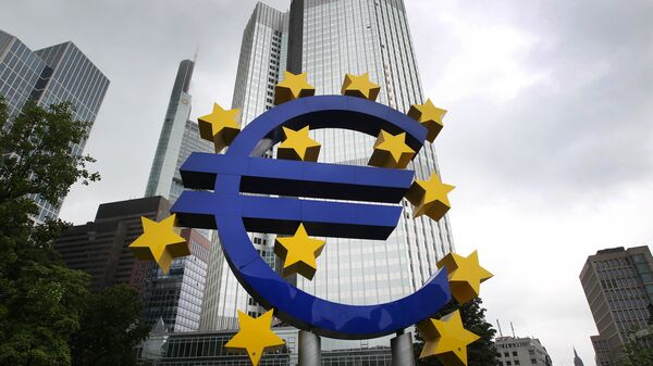 The Euro logo is pictured in front of the former headquarter of the European Central Bank (ECB) in Frankfurt am Main, western Germany, on July 20, 2015 - Sputnik Brasil