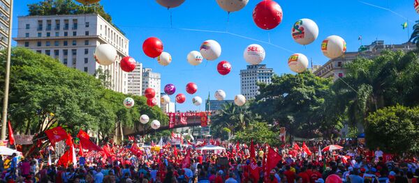 Ato dos Movimentos Sociais em Defesa da Democracia, no Vale do Anhangabaú, em São Paulo. 17/04/2016 - Sputnik Brasil