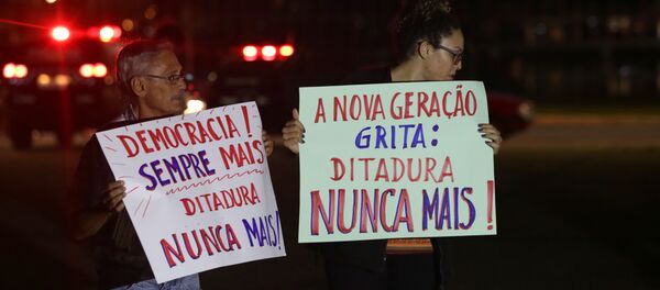 Manifestantes pró-democracia carregam cartazes que dizem Democracia sempre mais! Ditadura nunca mais! e A nova geração grita: Ditadura nunca mais! durante o ato de 1 de abril de 2015 em Brasília - Sputnik Brasil