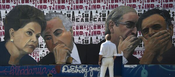 A imagem de Eduardo Cunha, Aecio Neves, Dilma Rousseff e Michel Temer na muralha na Avenida Paulista, Brasil 19 de abril de 2016 - Sputnik Brasil