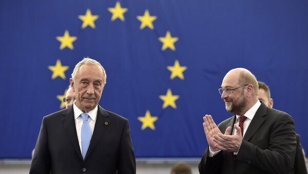 O presidente de Portugal, Marcelo Rebelo de Sousa, é aplaudido pelo presidente do Parlamento Europeu, Martin Schulz, antes de se dirigir aos eurodeputados em 13 de abril de 2016 - Sputnik Brasil