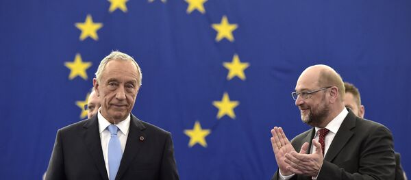 O presidente de Portugal, Marcelo Rebelo de Sousa, é aplaudido pelo presidente do Parlamento Europeu, Martin Schulz, antes de se dirigir aos eurodeputados em 13 de abril de 2016 - Sputnik Brasil