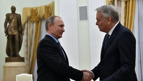 Russian President Vladimir Putin (L) shakes hands with France's Foreign minister Jean-Marc Ayrault prior to a meeting at the Kremlin in Moscow, on April 19, 2016. - Sputnik Brasil