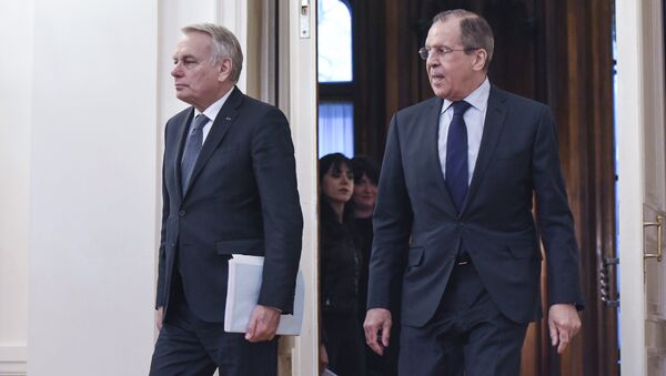 O ministro das Relações Exteriores da Rússia, Sergei Lavrov (direita), durante encontro com o seu colega francês Jean-Marc Ayrault em Moscou - Sputnik Brasil