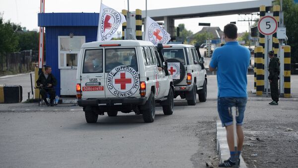 Carros da organização internacional Cruz Vermelho na fronteira perto da cidade ucraniana de Donetsk (foto de arquivo) - Sputnik Brasil